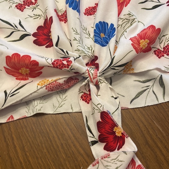 🏫5/2510/50🏫 Dramatic sleeve floral top by and the why size large - Picture 2 of 8